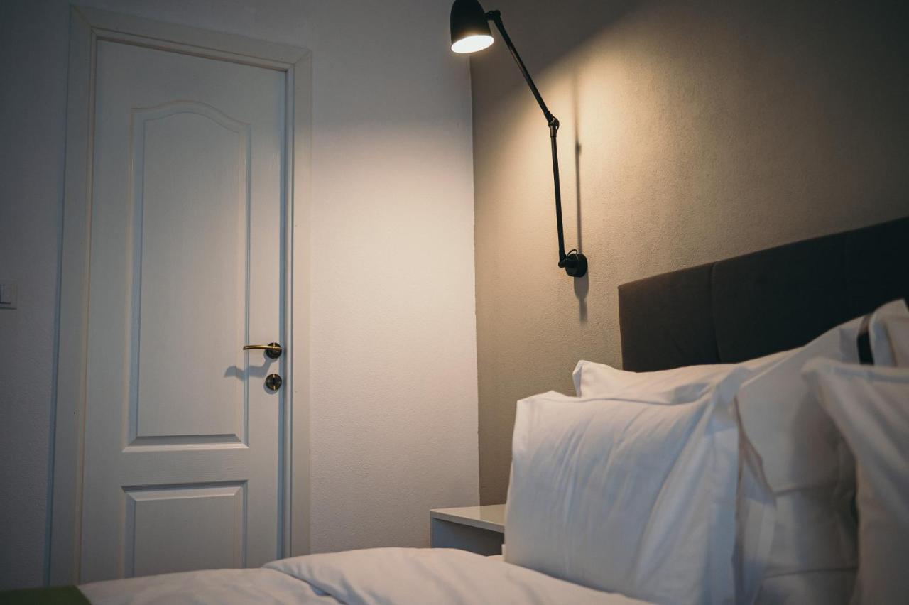 Nest Guesthouse دروبيتا تورنو سيفيرين المظهر الخارجي الصورة