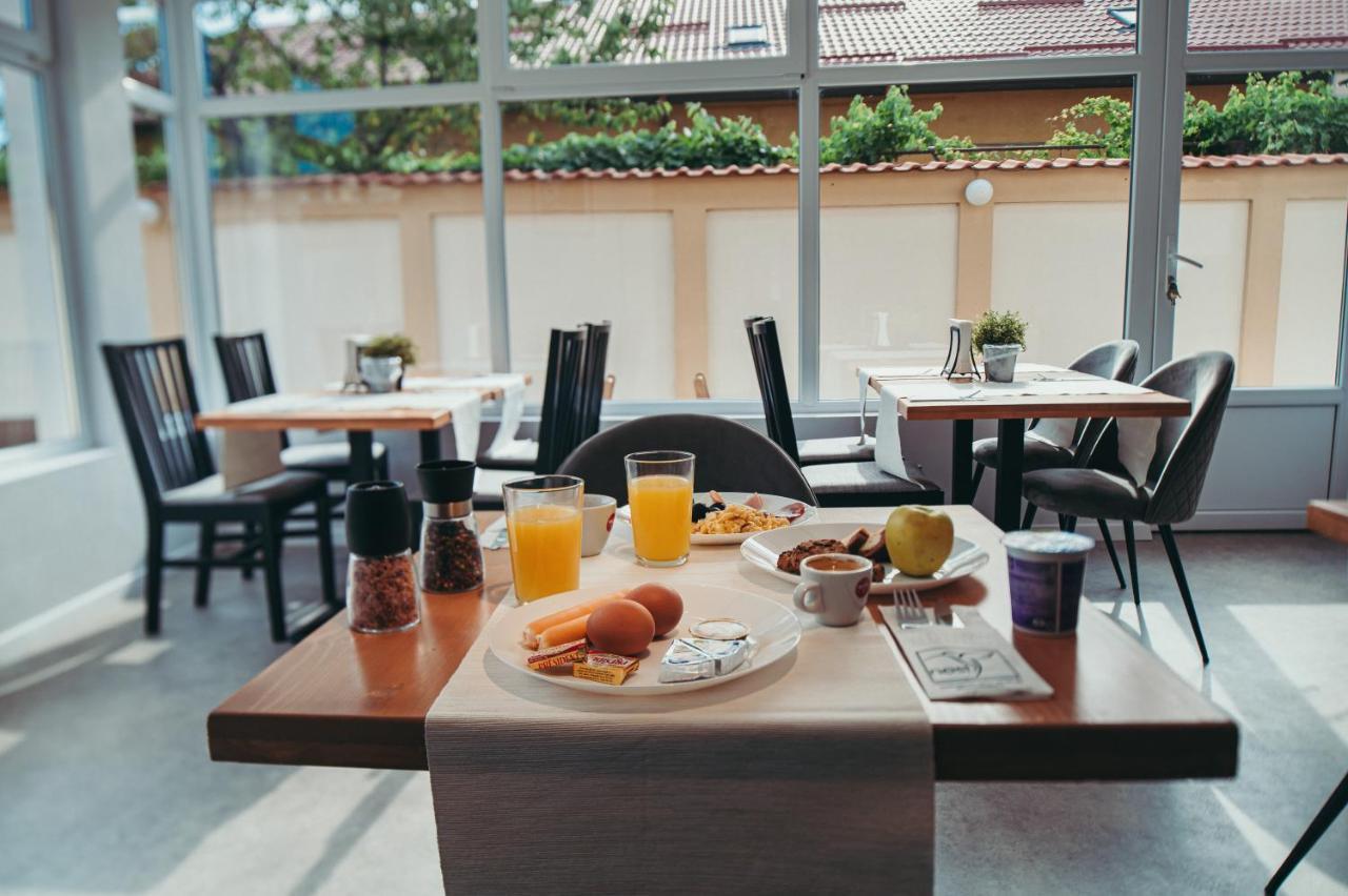 Nest Guesthouse دروبيتا تورنو سيفيرين المظهر الخارجي الصورة